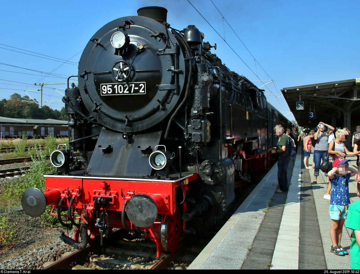 Anlässlich des 28. Heizhausfests des Sächsischen Eisenbahnmuseum Chemnitz-Hilbersdorf e.V. (SEM) wird am Samstag und am Sonntag je eine Parallelfahrt zwischen Flöha und Freiberg(Sachs) durchgeführt.
Nachdem beide Parallelzüge in ihrem Endbahnhof Freiberg(Sachs) angekommen sind, werden sie zu einem Zug vereinigt, der alle Fahrgäste nach Chemnitz-Hilbersdorf Museumsbahnsteig SEM bringen wird.
Nach einer Rangierfahrt steht 95 1027-2 der Traditionsgemeinschaft 50 3708 e.V. mit E 77 10 der Interessengemeinschaft Bw Dresden Altstadt e.V. sowie den sechs Personenwagen auf Gleis 4. An dieses Zugende wird gleich noch 50 3648-8 des SEM ankuppeln.
[25.8.2019 | 10:42 Uhr]