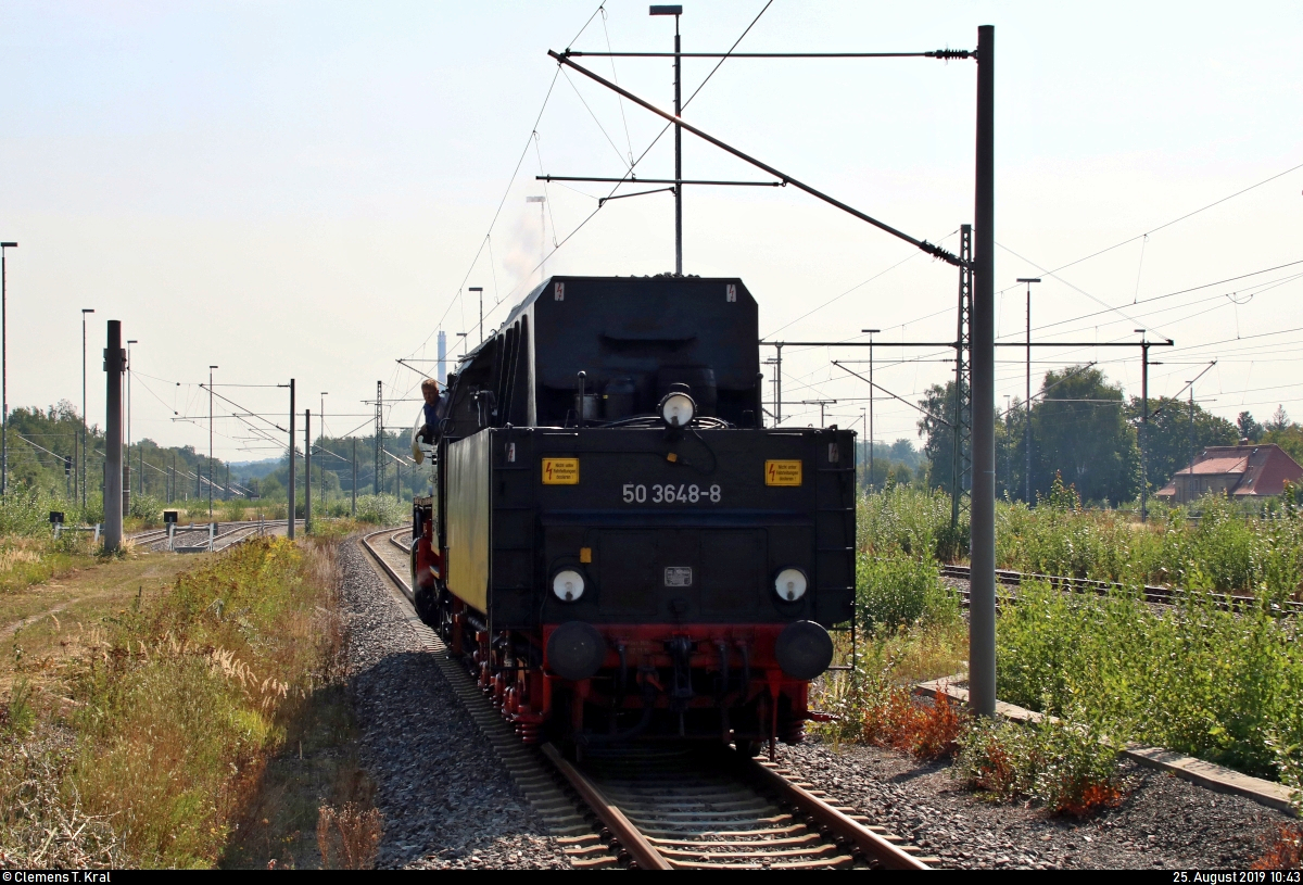 Anlässlich des 28. Heizhausfests des Sächsischen Eisenbahnmuseum Chemnitz-Hilbersdorf e.V. (SEM) wird am Samstag und am Sonntag je eine Parallelfahrt zwischen Flöha und Freiberg(Sachs) durchgeführt.
Nachdem beide Parallelzüge in ihrem Endbahnhof Freiberg(Sachs) angekommen sind, werden sie zu einem Zug vereinigt, der alle Fahrgäste nach Chemnitz-Hilbersdorf Museumsbahnsteig SEM bringen wird.
50 3648-8 des SEM rangiert auf Gleis 4 an 95 1027-2 der Traditionsgemeinschaft 50 3708 e.V. - damit ist der Zubringer mit Zuglok E 77 10 der Interessengemeinschaft Bw Dresden Altstadt e.V. vollständig.
Aufgenommen im Gegenlicht am Ende des Bahnsteigs 4.
[25.8.2019 | 10:43 Uhr]