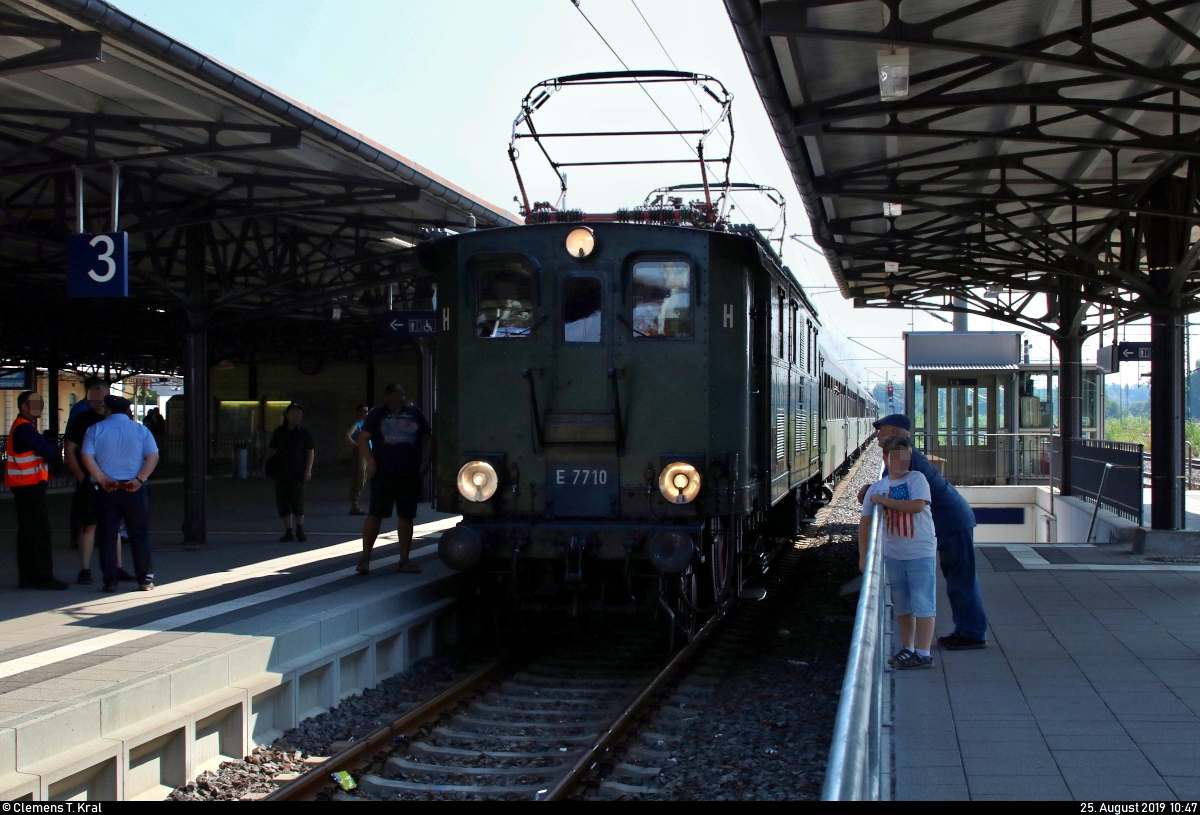 Anlässlich des 28. Heizhausfests des Sächsischen Eisenbahnmuseum Chemnitz-Hilbersdorf e.V. (SEM) wird am Samstag und am Sonntag je eine Parallelfahrt zwischen Flöha und Freiberg(Sachs) durchgeführt.
Nachdem beide Parallelzüge in ihrem Endbahnhof Freiberg(Sachs) angekommen sind, fahren sie von Gleis 4 als ein Zubringerzug nach Chemnitz-Hilbersdorf Museumsbahnsteig SEM.
Vorspann leistet E 77 10 der Interessengemeinschaft Bw Dresden Altstadt e.V., am Zugende befinden sich die beiden Dampfloks, bestehend aus 95 1027-2 der Traditionsgemeinschaft 50 3708 e.V. und 50 3648-8 des SEM.
Aufgenommen im Gegenlicht.
[25.8.2019 | 10:47 Uhr]