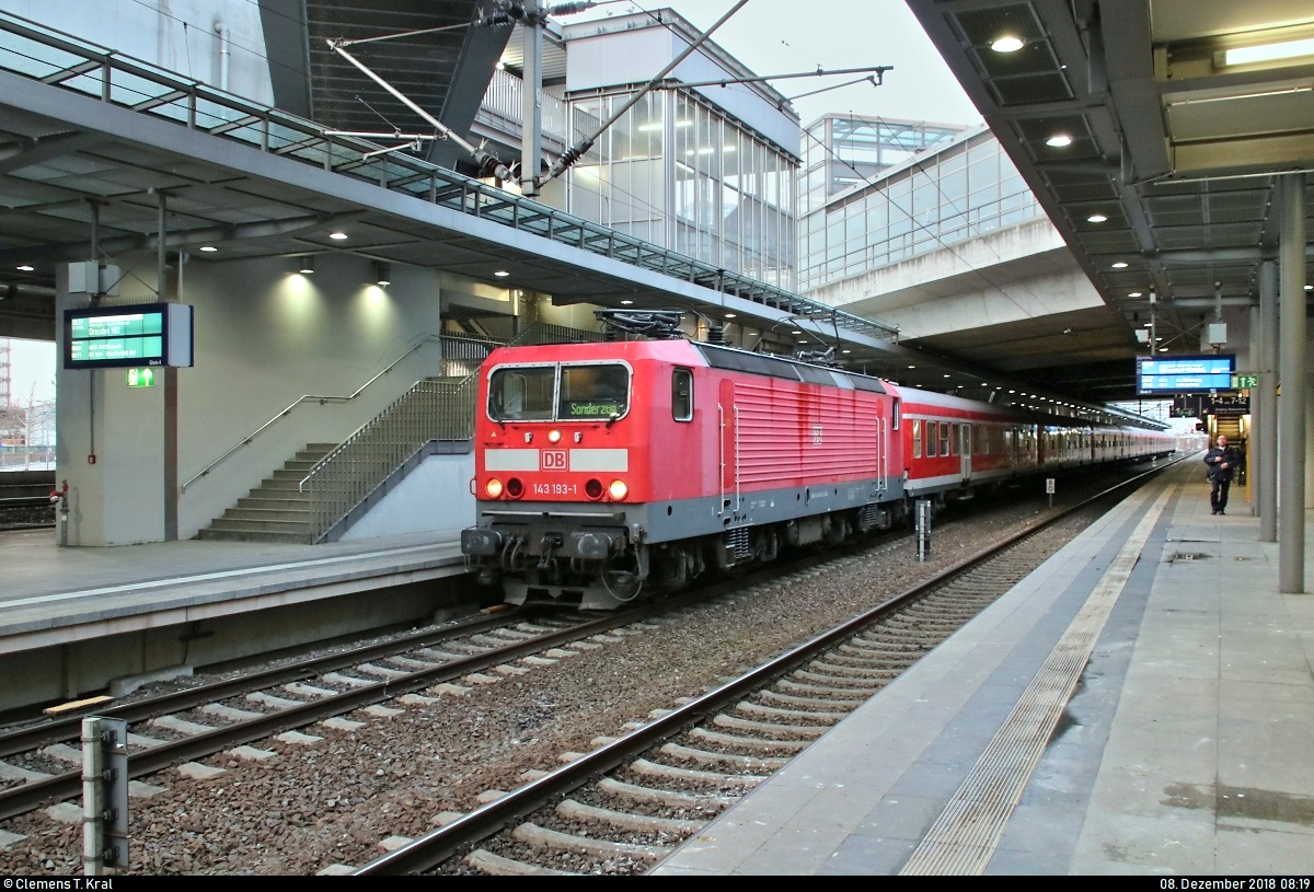 Anlässlich des 584. Dresdner Striezelmarkts setzte DB Regio Nordost wieder an jedem Adventswochenende Sonderzüge von Berlin nach Dresden und zurück ein.
143 193-1 von DB Regio Nordost als RE 18440  Striezelmarkt-Express  nach Dresden Hbf steht in seinem Startbahnhof Berlin Südkreuz auf Gleis 4.
[8.12.2018 | 8:19 Uhr]