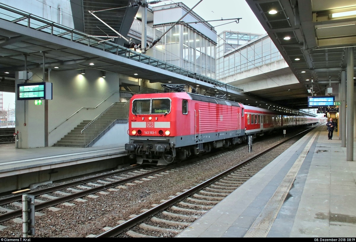 Anlässlich des 584. Dresdner Striezelmarkts setzte DB Regio Nordost wieder an jedem Adventswochenende Sonderzüge von Berlin nach Dresden und zurück ein.
143 193-1 von DB Regio Nordost als RE 18440  Striezelmarkt-Express  nach Dresden Hbf steht in seinem Startbahnhof Berlin Südkreuz auf Gleis 4.
[8.12.2018 | 8:19 Uhr]