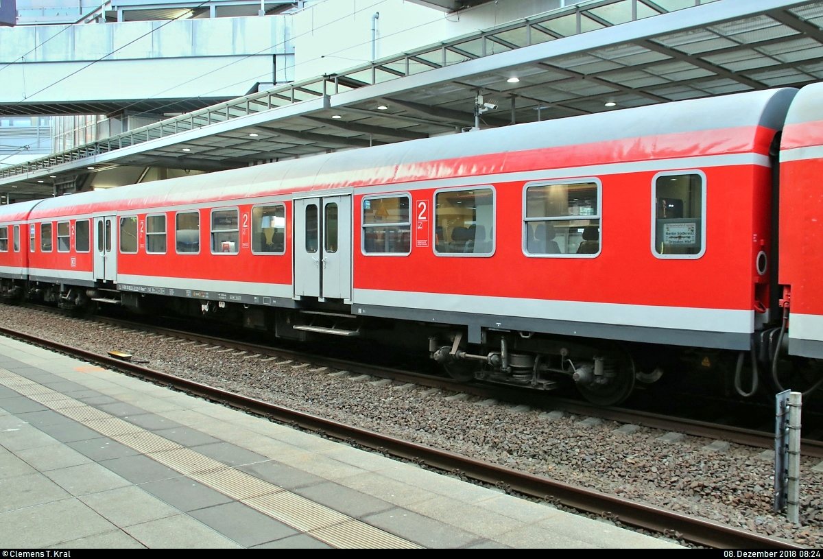 Anlässlich des 584. Dresdner Striezelmarkts setzte DB Regio Nordost wieder an jedem Adventswochenende Sonderzüge von Berlin nach Dresden und zurück ein.
Blick auf einen Halberstädter Mitteleinstiegswagen der Gattung  Byuuz 439.4  (50 80 21-33 129-5 D-DB) von DB Regio Nordost, beheimatet in Rostock, der in RE 18440  Striezelmarkt-Express  nach Dresden Hbf mit 143 193-1 von DB Regio Nordost eingereiht ist und im Startbahnhof Berlin Südkreuz auf Gleis 4 steht.
[8.12.2018 | 8:24 Uhr]