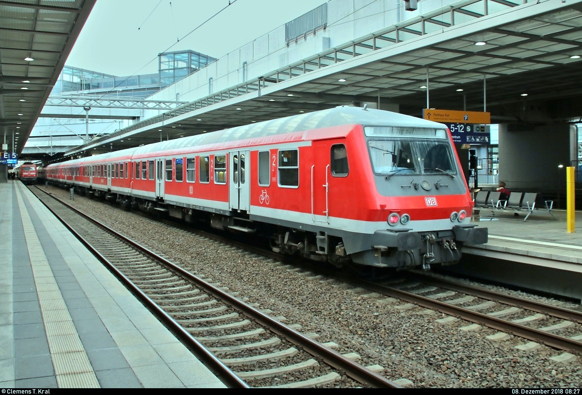 Anlässlich des 584. Dresdner Striezelmarkts setzte DB Regio Nordost wieder an jedem Adventswochenende Sonderzüge von Berlin nach Dresden und zurück ein.
Bybdzf 482.1 (50 80 80-35 614-2 D-DB), beheimatet in Rostock, mit Zuglok 143 193-1 von DB Regio Nordost als RE 18440  Striezelmarkt-Express  nach Dresden Hbf steht in seinem Startbahnhof Berlin Südkreuz auf Gleis 4.
[8.12.2018 | 8:27 Uhr]