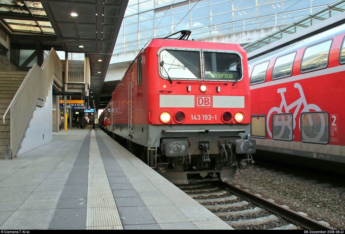 Anlässlich des 584. Dresdner Striezelmarkts setzte DB Regio Nordost wieder an jedem Adventswochenende Sonderzüge von Berlin nach Dresden und zurück ein.
143 193-1 von DB Regio Nordost als RE 18440  Striezelmarkt-Express  nach Dresden Hbf steht in seinem Startbahnhof Berlin Südkreuz auf Gleis 4.
[8.12.2018 | 8:41 Uhr]