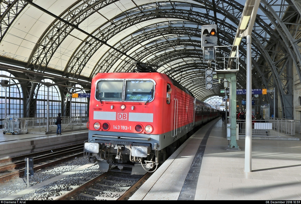 Anlässlich des 584. Dresdner Striezelmarkts setzte DB Regio Nordost wieder an jedem Adventswochenende Sonderzüge von Berlin nach Dresden und zurück ein.
143 193-1 von DB Regio Nordost als RE 18440  Striezelmarkt-Express  von Berlin Südkreuz steht in seinem Endbahnhof Dresden Hbf auf Gleis 3.
[8.12.2018 | 10:59 Uhr]