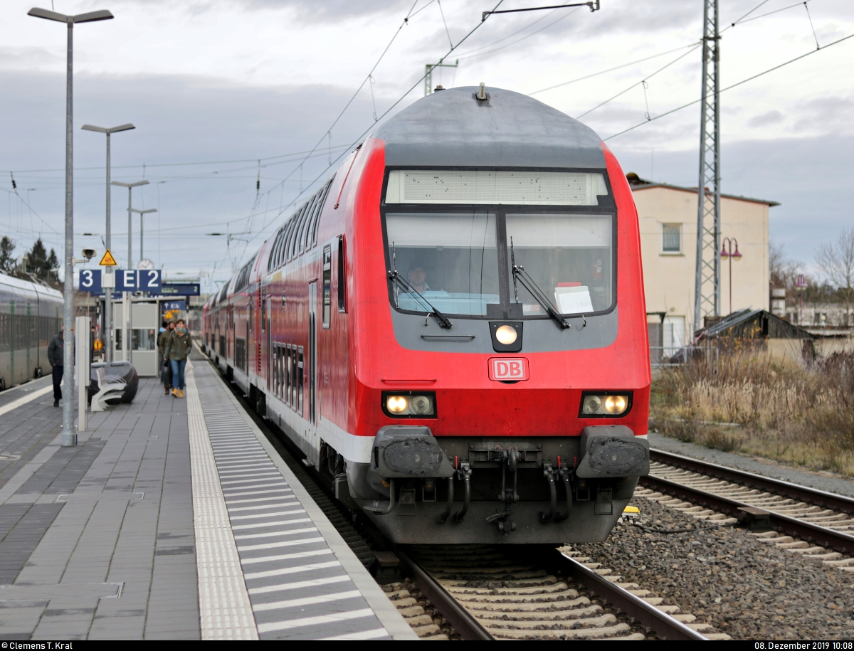 Anlässlich des 585. Dresdner Striezelmarkts setzte DB Regio Nordost wieder an jedem Adventswochenende Sonderzüge von Berlin nach Dresden und zurück ein.
Am 2. Advent erreicht DABpbzfa 762.0 (50 80 80-35 362-8 D-DB) mit Schublok 143 250-9 von DB Regio Südost als RE 18440  Striezelmarkt-Express  von Berlin Zoologischer Garten nach Dresden Hbf den Bahnhof Elsterwerda auf Gleis 2.
[8.12.2019 | 10:08 Uhr]