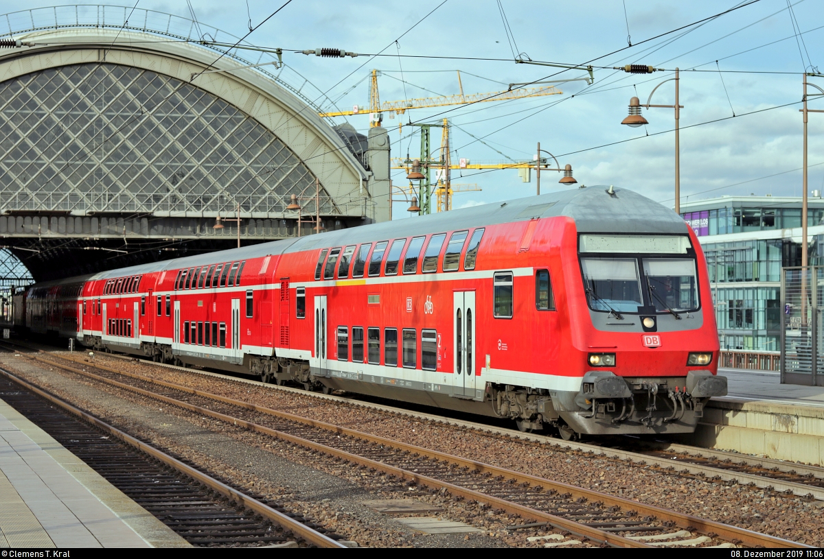 Anlässlich des 585. Dresdner Striezelmarkts setzte DB Regio Nordost wieder an jedem Adventswochenende Sonderzüge von Berlin nach Dresden und zurück ein.
Am 2. Advent verlässt DABpbzfa 762.0 (50 80 80-35 362-8 D-DB) mit Schublok 143 250-9 von DB Regio Südost als RE 18440  Striezelmarkt-Express  von Berlin Zoologischer Garten den Endbahnhof Dresden Hbf auf Gleis 13 (ehem. Gleis 18), um in der Abstellanlage Dresden-Reick bis zur Rückfahrt am Abend (17:45 Uhr) zu parken.
[8.12.2019 | 11:06 Uhr]