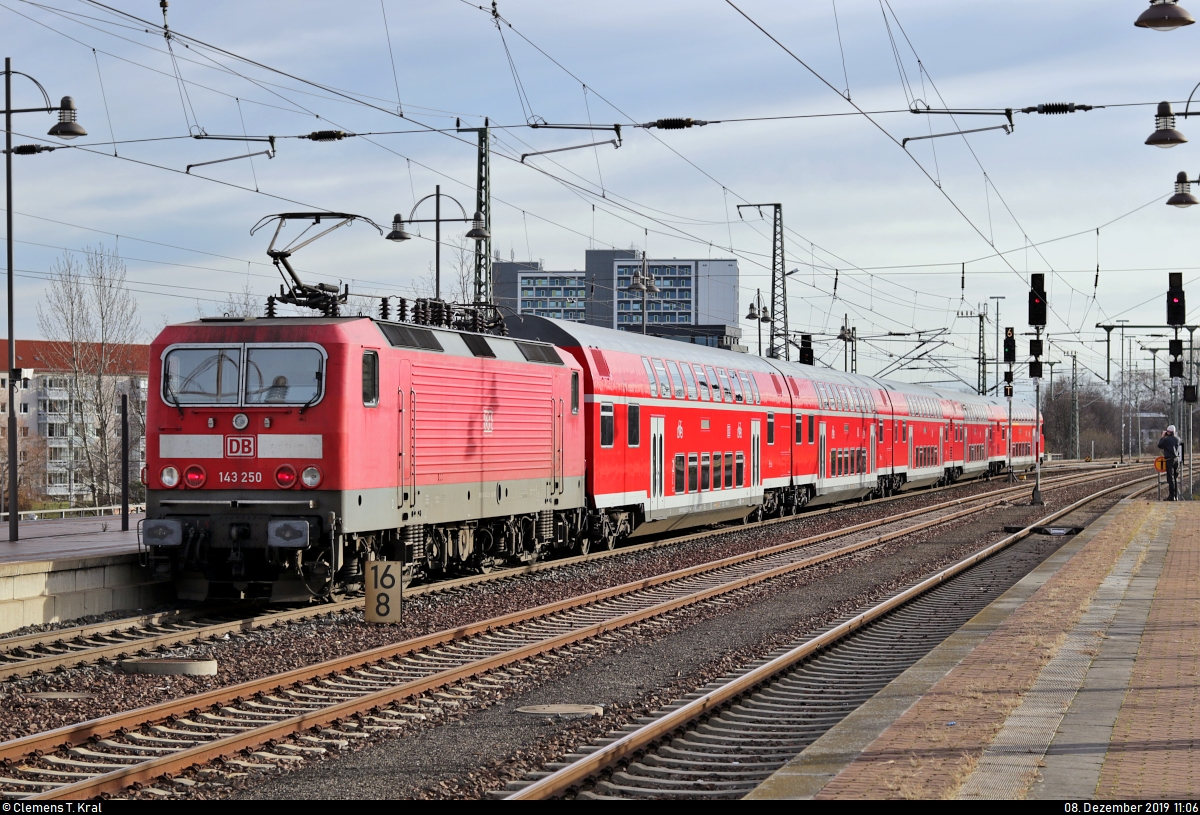 Anlässlich des 585. Dresdner Striezelmarkts setzte DB Regio Nordost wieder an jedem Adventswochenende Sonderzüge von Berlin nach Dresden und zurück ein.
Nachschuss auf die inzwischen bordeauxrote 143 250-9 von DB Regio Südost als RE 18440  Striezelmarkt-Express  von Berlin Zoologischer Garten, der den Endbahnhof Dresden Hbf auf Gleis 13 (ehem. Gleis 18) verlässt, um in der Abstellanlage Dresden-Reick bis zur Rückfahrt am Abend (17:45 Uhr) zu parken.
Bild durchlief die Selbstfreischaltung (Bildausschnitt).
[8.12.2019 | 11:06 Uhr]