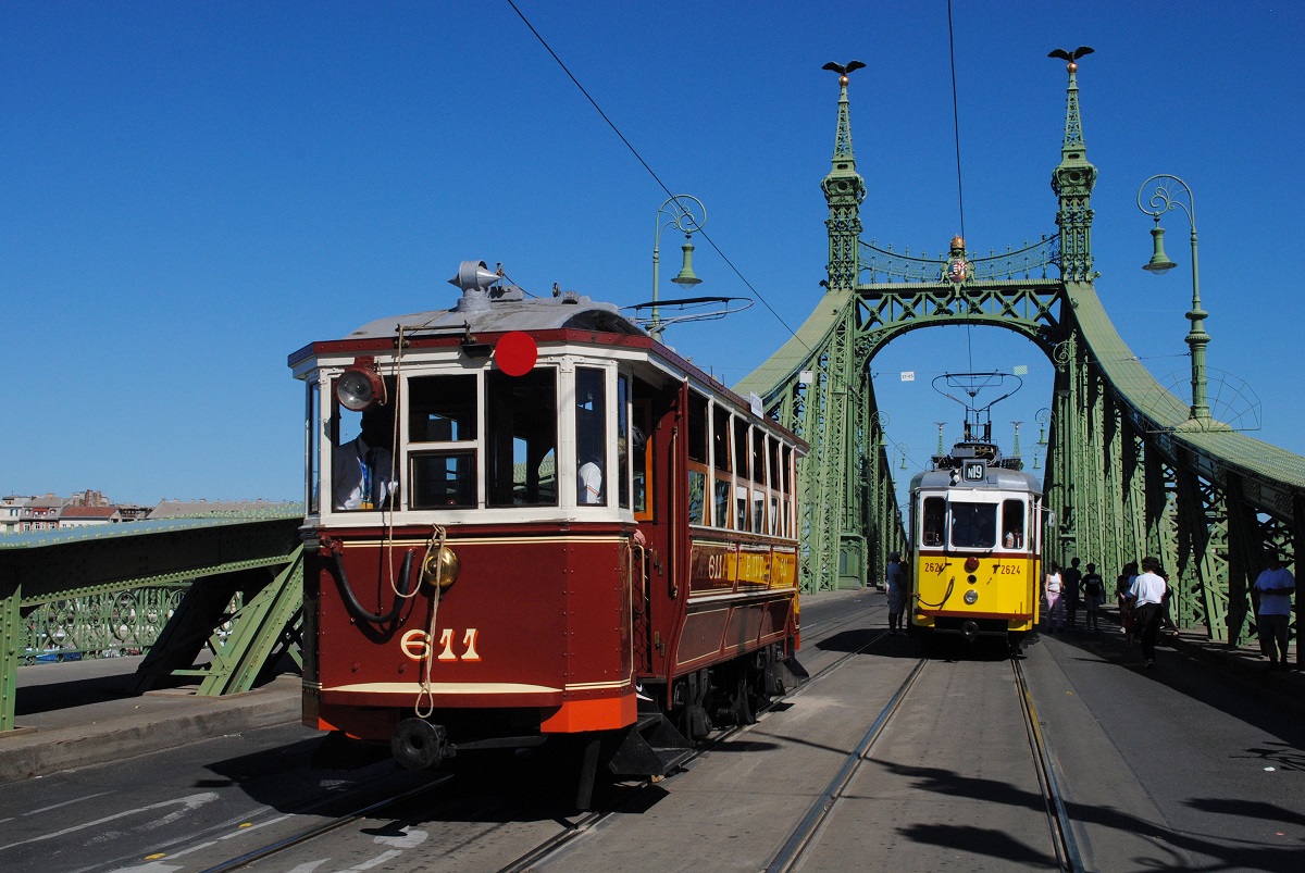 Anläßlich des autofreien Wochenendes vom 20. - 21.09.2025 fand zwischen dem Gellert ter und dem Kalvin ter  eine umfangreiche Festveranstaltung statt, bei der neben zahlreichen Informations- und Kulinarikständen auch einige Straßenbahnfahrzeuge ausgestellt waren. Am Beginn der Szabadsag hid (Freiheitsbrücke) standen der historische Tw.611 (Schlick) im Zustand seiner Lieferung an die BKVT im Jahr 1908, dahinter der Tw.2624 aus dem Jahr 1906, der in den 1950er Jahren einen neuen Wagenkasten erhalten hatte. (21.09.2025)