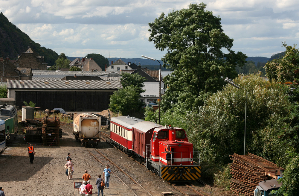 Anlässlich des  Bahnfest im Brohltal  war auch BSM 80  Max  nebst Salon- und Güterwagen zu Gast.
Blick auf eine Teil des Festgeländes am 25.08.2012 in Brohl-Lützing.