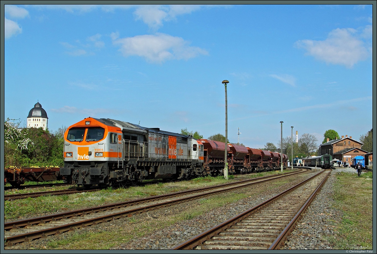 Anlässlich des Bahnhofsfestes hat sich am 02.05.2015 die V330.6 der Havelländischen Eisenbahn in Egeln eingefunden und wurde für Fotogüterzüge genutzt. Links ist der markante Wasserturm erkennbar.