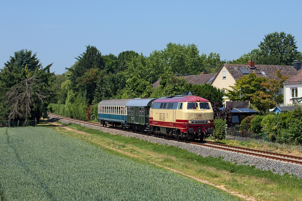 Anlässlich des Bahnhofsfestes in Königstein (Taunus) fuhr am 8.6.2014 die 218 105 mit 2 Wagen zwischen Königstein und Frankfurt-Höchst. Pünktlich kam sie durch Liederbach