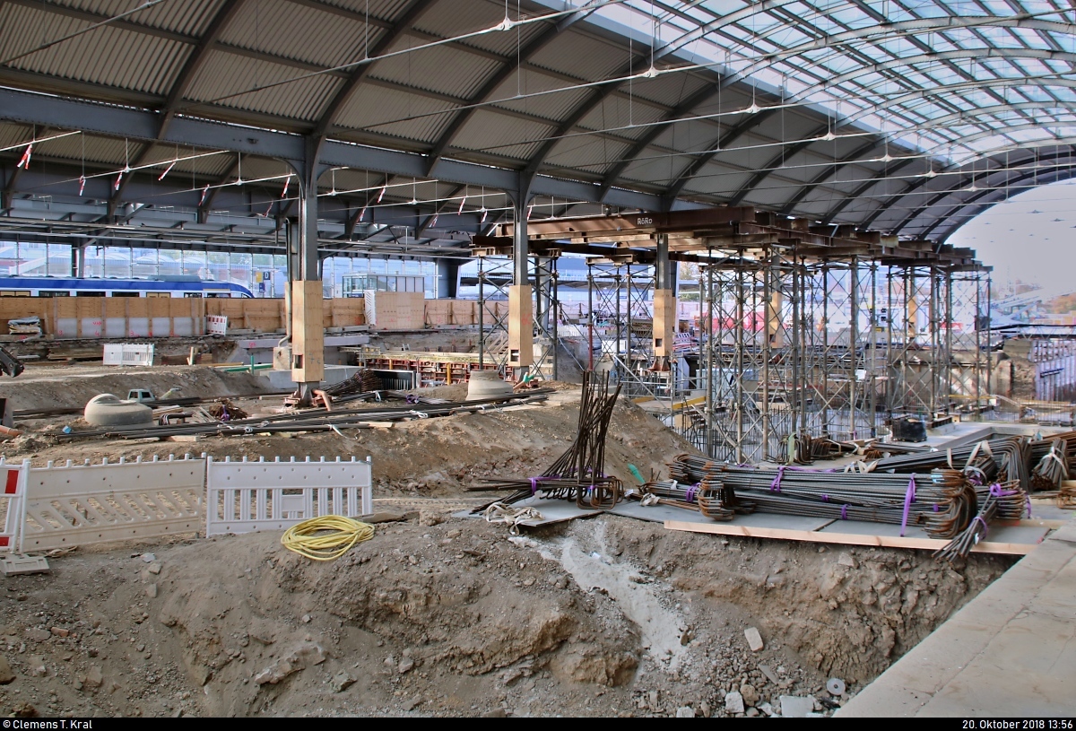 Anlässlich des Baustellenfests in Halle(Saale)Hbf konnten interessierte Besucher einen Blick hinter die Kulissen werfen. Neben einem bunten Rahmenprogramm mit Gewinnspielen, Kinderaktionen und Musik wurden Baustellenführungen auf der bis Ende 2019 im Umbau befindlichen Westseite durchgeführt.
Blick während einer Führung in die Bahnsteighalle. Die Bahnsteige 1 und 1a sind bis zur Fertigstellung noch in Betrieb und werden danach ebenso saniert.
[20.10.2018 | 13:56 Uhr]
