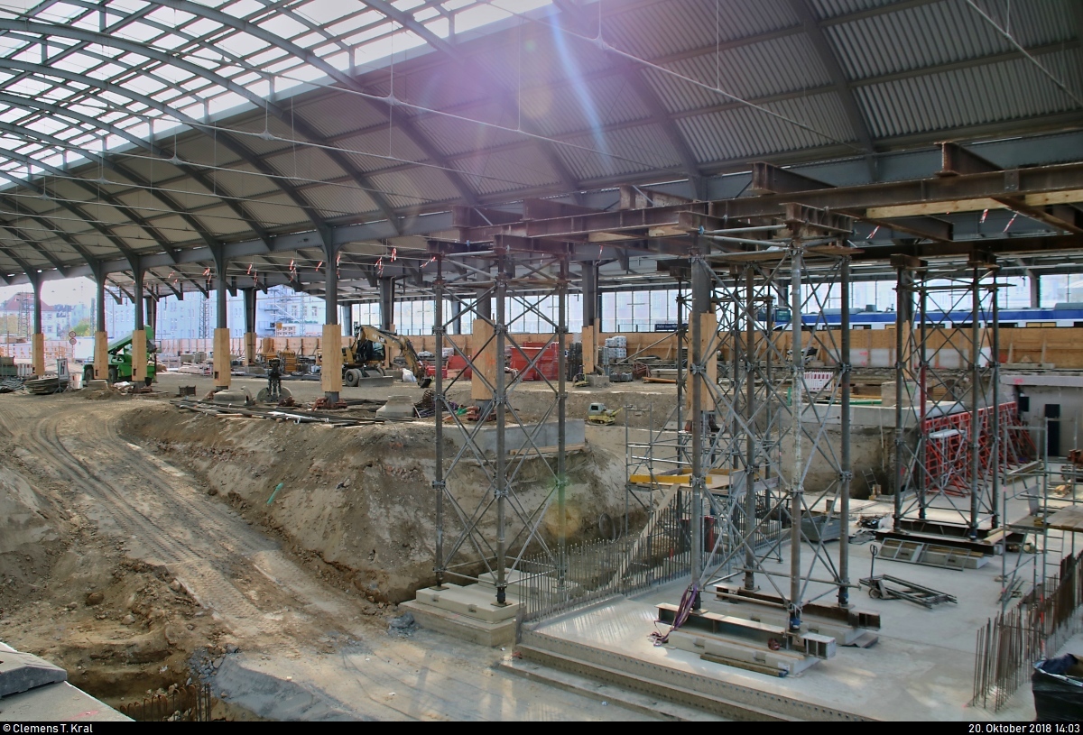 Anlässlich des Baustellenfests in Halle(Saale)Hbf konnten interessierte Besucher einen Blick hinter die Kulissen werfen. Neben einem bunten Rahmenprogramm mit Gewinnspielen, Kinderaktionen und Musik wurden Baustellenführungen auf der bis Ende 2019 im Umbau befindlichen Westseite durchgeführt.
Blick während einer Führung in die Bahnsteighalle. Im Vordergrund (rechts unten) ist schon die Personenunterführung zu erkennen.
Um die Stabilität des Dachs zu gewährleisten, wurden Hilfsstützen, u.a. für die Pfeiler, aufgestellt.
[20.10.2018 | 14:03 Uhr]