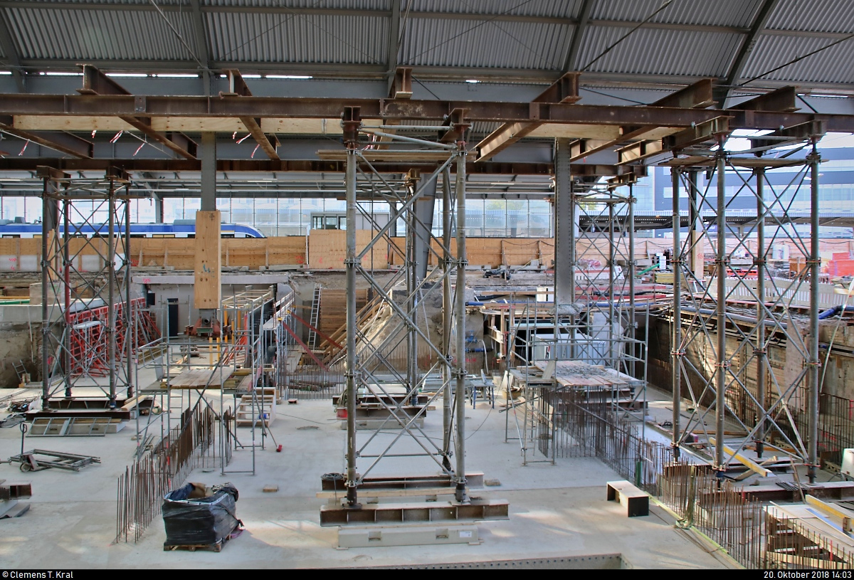 Anlässlich des Baustellenfests in Halle(Saale)Hbf konnten interessierte Besucher einen Blick hinter die Kulissen werfen. Neben einem bunten Rahmenprogramm mit Gewinnspielen, Kinderaktionen und Musik wurden Baustellenführungen auf der bis Ende 2019 im Umbau befindlichen Westseite durchgeführt.
Blick während einer Führung auf den Bereich der Personenunterführung und der Sanitäranlagen.
Um die Stabilität des Dachs zu gewährleisten, wurden Hilfsstützen, u.a. für die Pfeiler, aufgestellt.
[20.10.2018 | 14:03 Uhr]