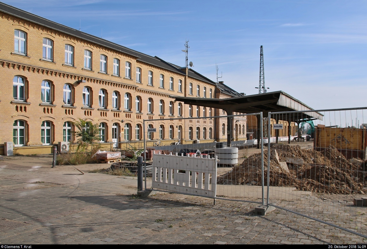 Anlässlich des Baustellenfests in Halle(Saale)Hbf konnten interessierte Besucher einen Blick hinter die Kulissen werfen. Neben einem bunten Rahmenprogramm mit Gewinnspielen, Kinderaktionen und Musik wurden Baustellenführungen auf der bis Ende 2019 im Umbau befindlichen Westseite durchgeführt.
Blick während einer Führung auf den Bereich bei der Dienststelle der Bundespolizei. Links und rechts des Bahnsteigdachs gab es früher auch noch Gleise, auf denen oft Personenwagen abgestellt waren.
[20.10.2018 | 14:09 Uhr]