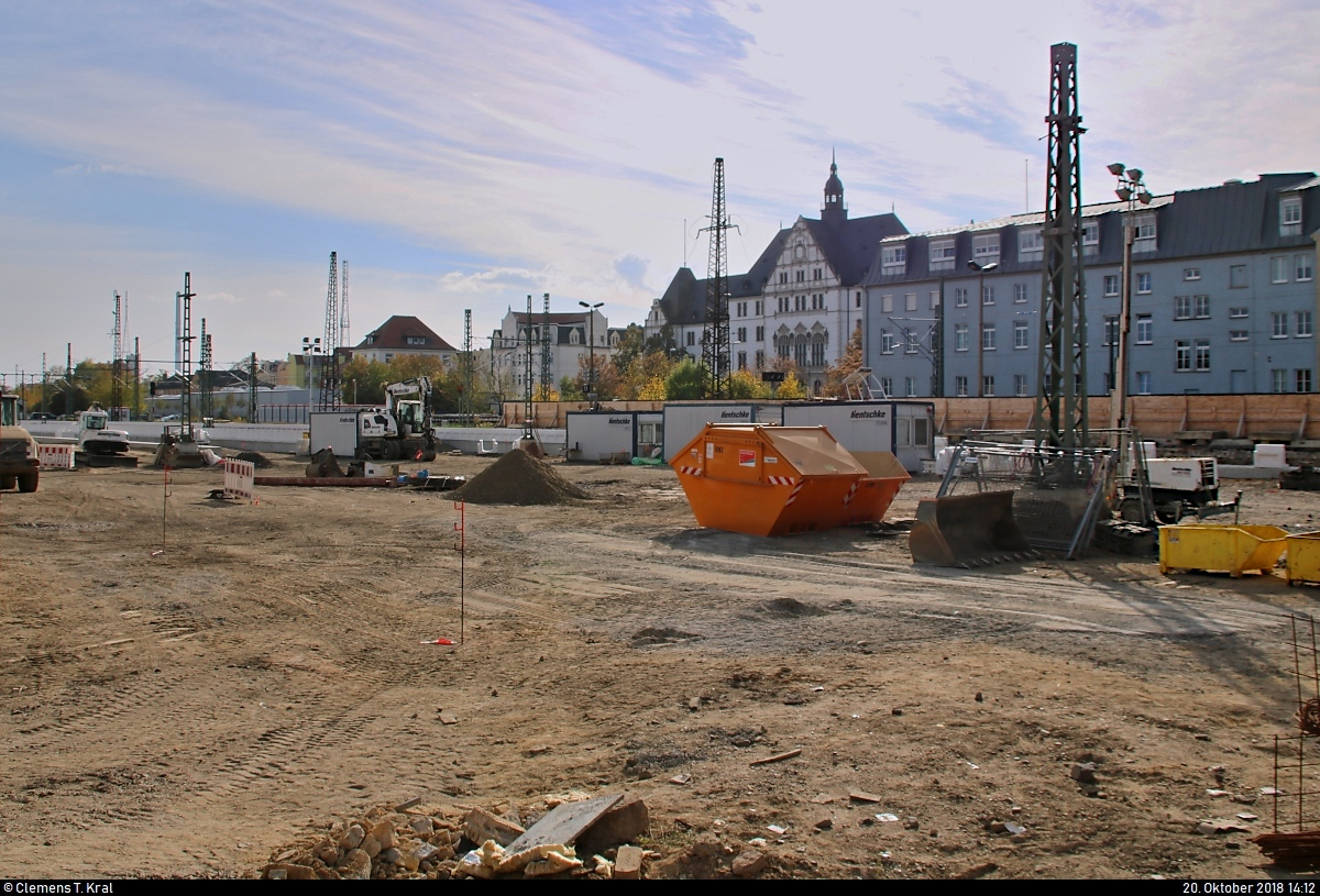 Anlässlich des Baustellenfests in Halle(Saale)Hbf konnten interessierte Besucher einen Blick hinter die Kulissen werfen. Neben einem bunten Rahmenprogramm mit Gewinnspielen, Kinderaktionen und Musik wurden Baustellenführungen auf der bis Ende 2019 im Umbau befindlichen Westseite durchgeführt.
Blick während einer Führung auf den Baufortschritt südlich der Bahnhofshalle. Links im Hintergrund sind schon Teile der neuen Bahnsteige zu erkennen.
Aufgenommen im Gegenlicht.
[20.10.2018 | 14:12 Uhr]