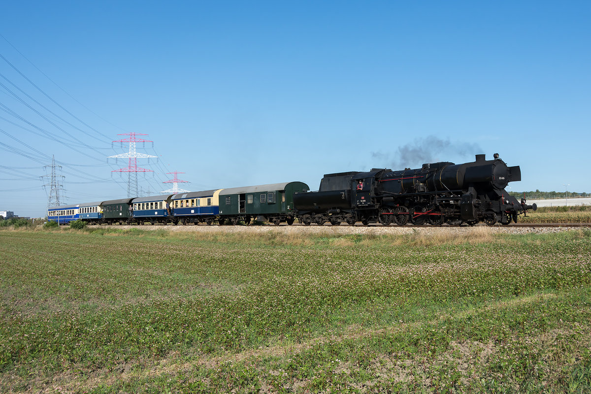 Anlässlich des Dampfeisenbahnromantik- und Regionalbahntag gab es am 20.09.2020 wieder einmal einen Dampfsonderzug auf der Landesbahn zwischen Korneuburg und Ernstbrunn zu bewundern,wie hier zu sehen zwischen Korneuburg und Stetten-Fossilienwelt.