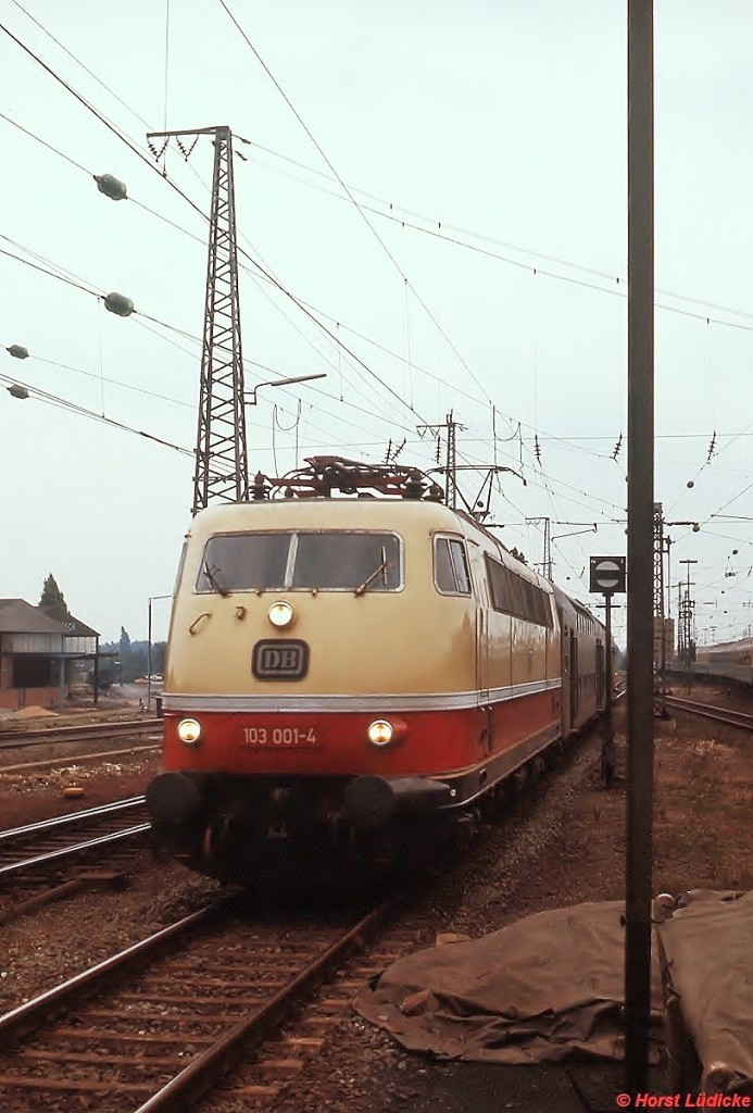 Anllich des Dampflok-Abschiedes im September 1977 brachte 103 001-4 einen Sonderzug mit den ex Lbeck-Bchener-Eisenbahn-Doppelstockwagen nach Rheine