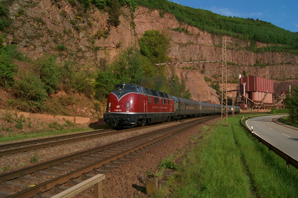 Anlsslich des Dampfspektakels 2018 um Trier waren auch Sonderzge auf der Strecke nach Saarbrcken unterwegs. V200 033 war am 1.5.2018 mit DPE 61954 auf dem Weg von Merzig Trier und passierte den Steinbruch kurz vor dem Bahnhof Taben.