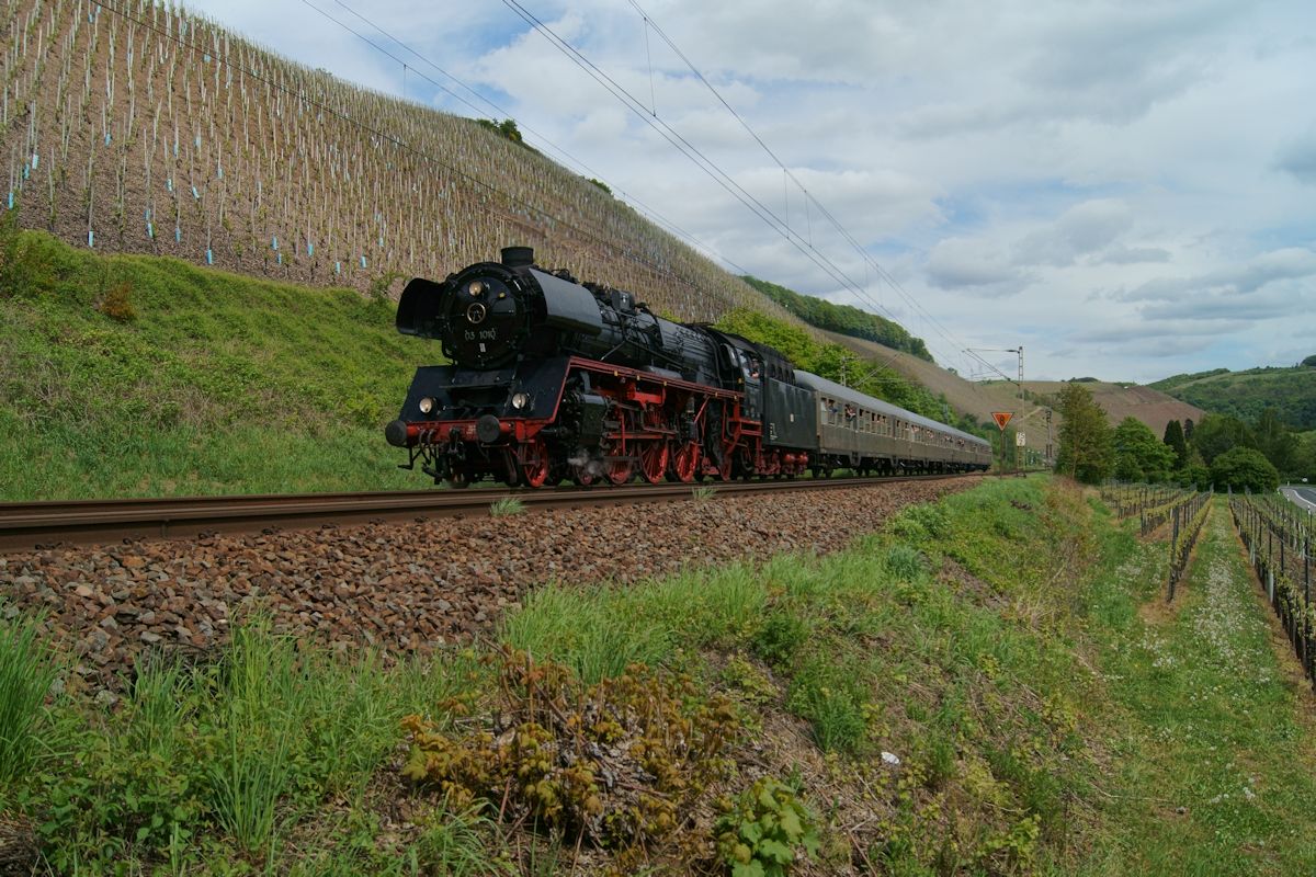 Anlässlich des Dampfspektakels 2018 waren auf den Bahnstrecken um Trier zahlreiche historische Züge unterwegs. Am 28.4.2018 war DPE 61950 mit 03 1010 auf dem Weg von Saarbrücken nach Trier und fuhr bei Kanzem durch einen Weinberg.