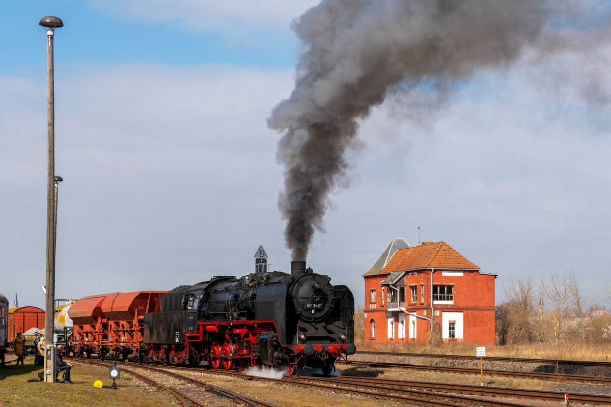 Anlässlich des Frühjahrsfests der Eisenbahnfreunde Staßfurt war 50 3501 am 26.03.2022 mit einem Fotogüterzug über den hiesigen Ablaufberg unterwegs.