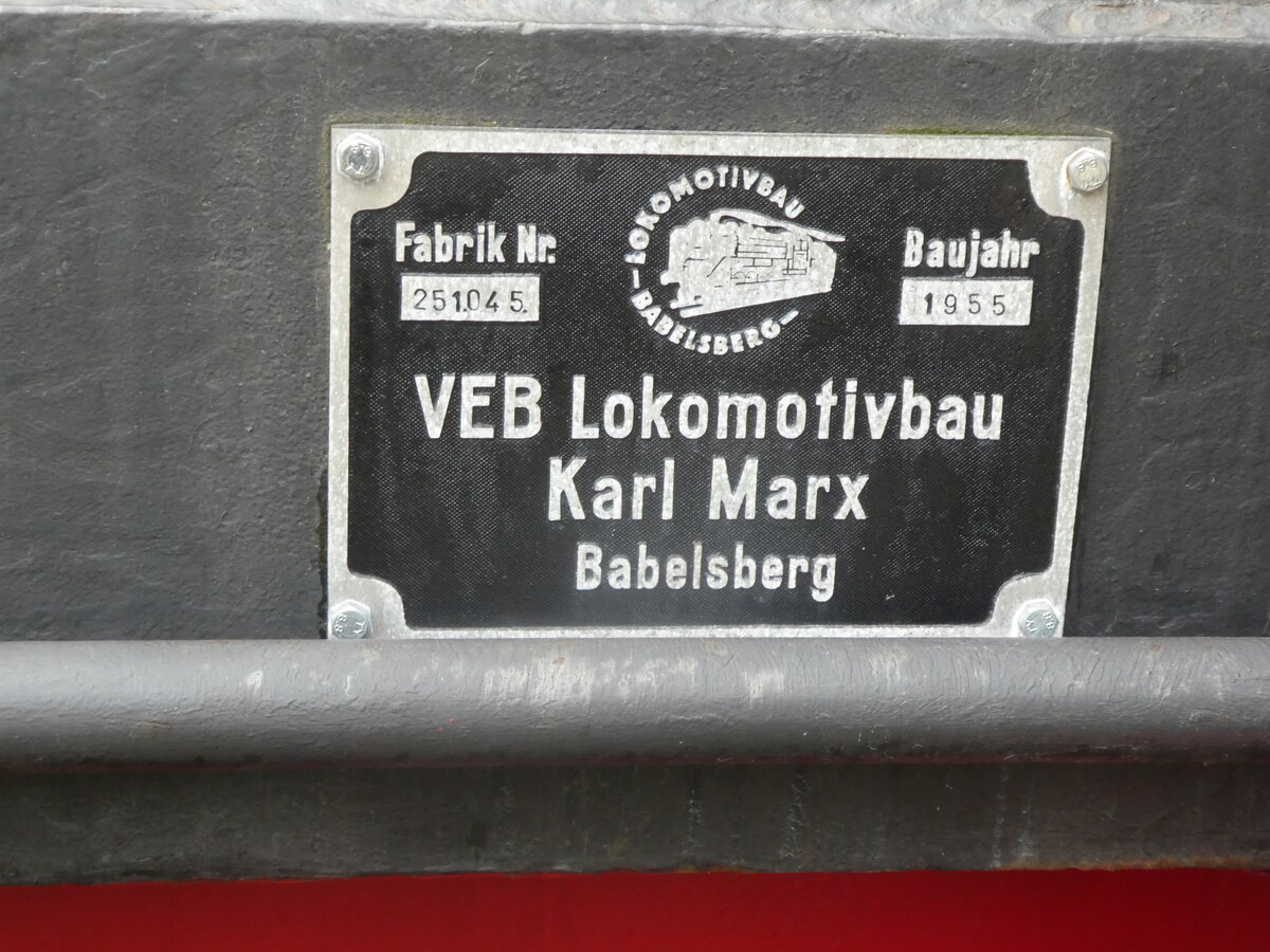 Anläßlich des Hamburger Hafengeburtstages besuchte ich auch am 6.5.23  das dortige Hafnmuseum. Dort stehen auch eine Reihe von Schienenfahrzeugen als Exponat. Darunter war unerwartet diese Kleinlok, die sich als Type N4 von VEB Lokomotivbau Karl Marx, Potsdam Babelsberg herausstellte. Hier das Fabrikschild der Lok.