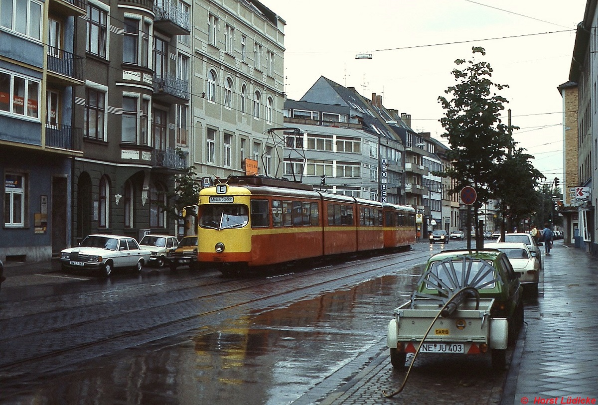 Anllich des Katholikentages 1982 wurden in Dsseldorf zur Bewltigung des erhhten Verkehrsaufkommens zwischen dem Hauptbahnhof und dem Messegelnde Duisburger Tw angemietet. Hier ist eine Garnitur der DVG in Dsseldorf auf der Duisburger(!) Strasse unterwegs.