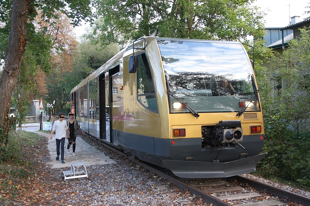 Anlässlich des Mobilitätstages veranstaltete der Verein Pro Kaltenleutgebner Bahn am 22.September 2017 mehrere Fahrten zur Ladestelle Waldmühle. Im Bild der NÖVOG-Triebwagen 0654 035-4 in der temporären Haltestelle Rodaun-Sonnbergstraße.