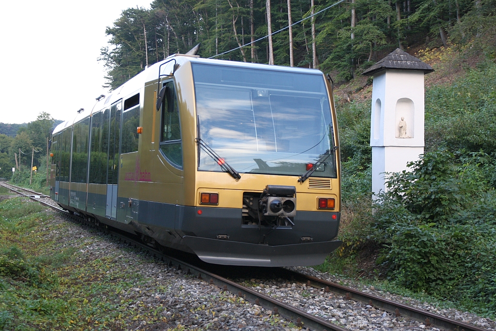 Anlässlich des Mobilitätstages veranstaltete der Verein Pro Kaltenleutgebner Bahn am 22.September 2017 mehrere Fahrten zur Ladestelle Waldmühle. Im Bild der NÖVOG-Triebwagen 0654 035-4 als letzter Zug des Tages (Waldmühle - Wien Meidling) beim Streckenkilometer 4,8.