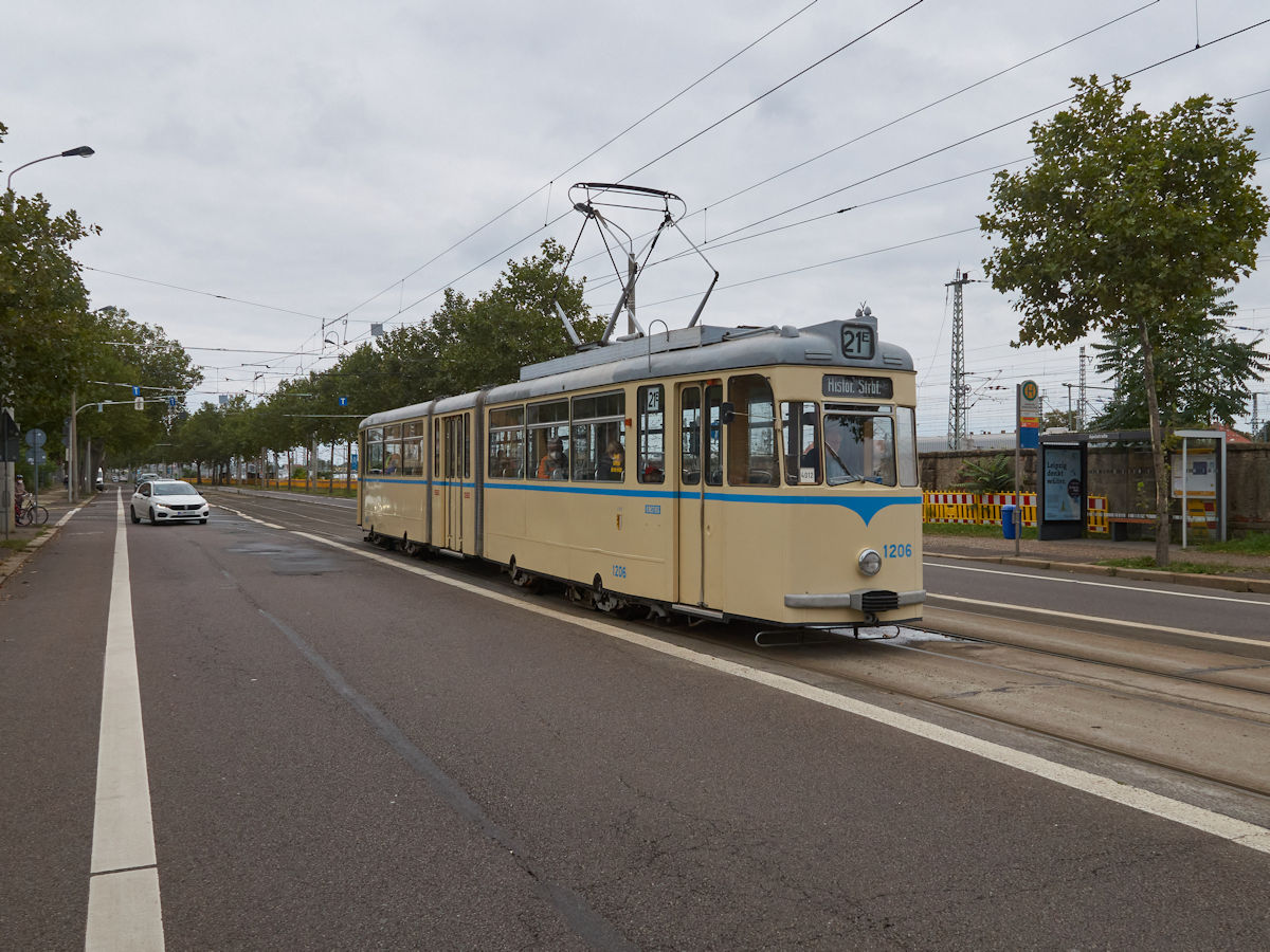 Anlsslich des ffnungstages des Straenbahnmuseums Leipzig war G4 1206 der Leipziger Verkehrsbetriebe auf Linie 21E als Zubringer unterwegs. Gerade fhrt der Wagen in die Haltestelle Wittenberger Strae Straenbahnhof ein.
