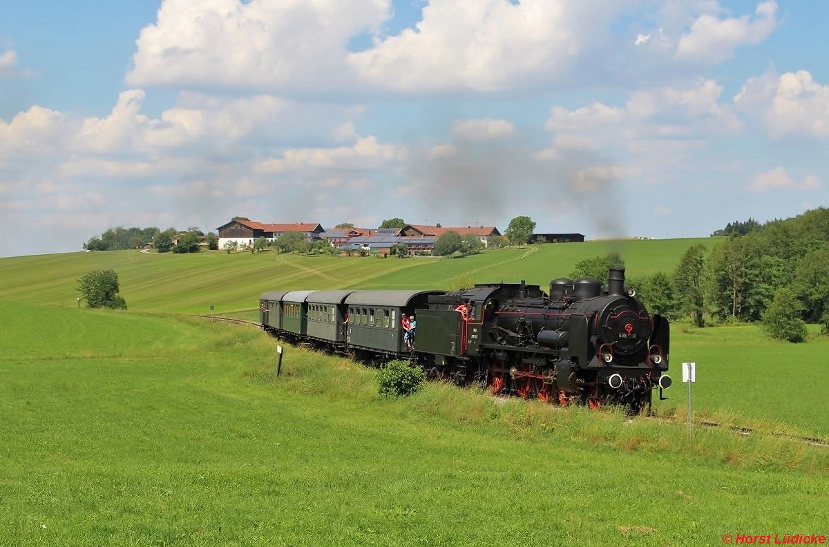 Anlässlich des Ritterfestes auf Schloss Amerang im August finden regelmäßig Dampfsonderfahrten auf der Lokalbahn Bad Endorf - Obing statt, hier 638.1301 der ÖGEG am 17.08.2013 bei Taiding