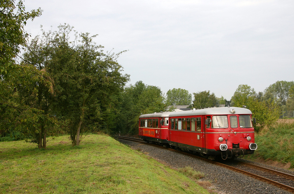 Anlässlich des  Schautag Chemie  pendelte diese MAN-Schienenbus-Garnitur der RSE zwischen Troisdorf West
und Niederkassel-Lülsdorf, wo man das örtliche Evonik-Werk besichtigen konnte.
Aufgenommen am 23. September 2006 in Niederkassel.