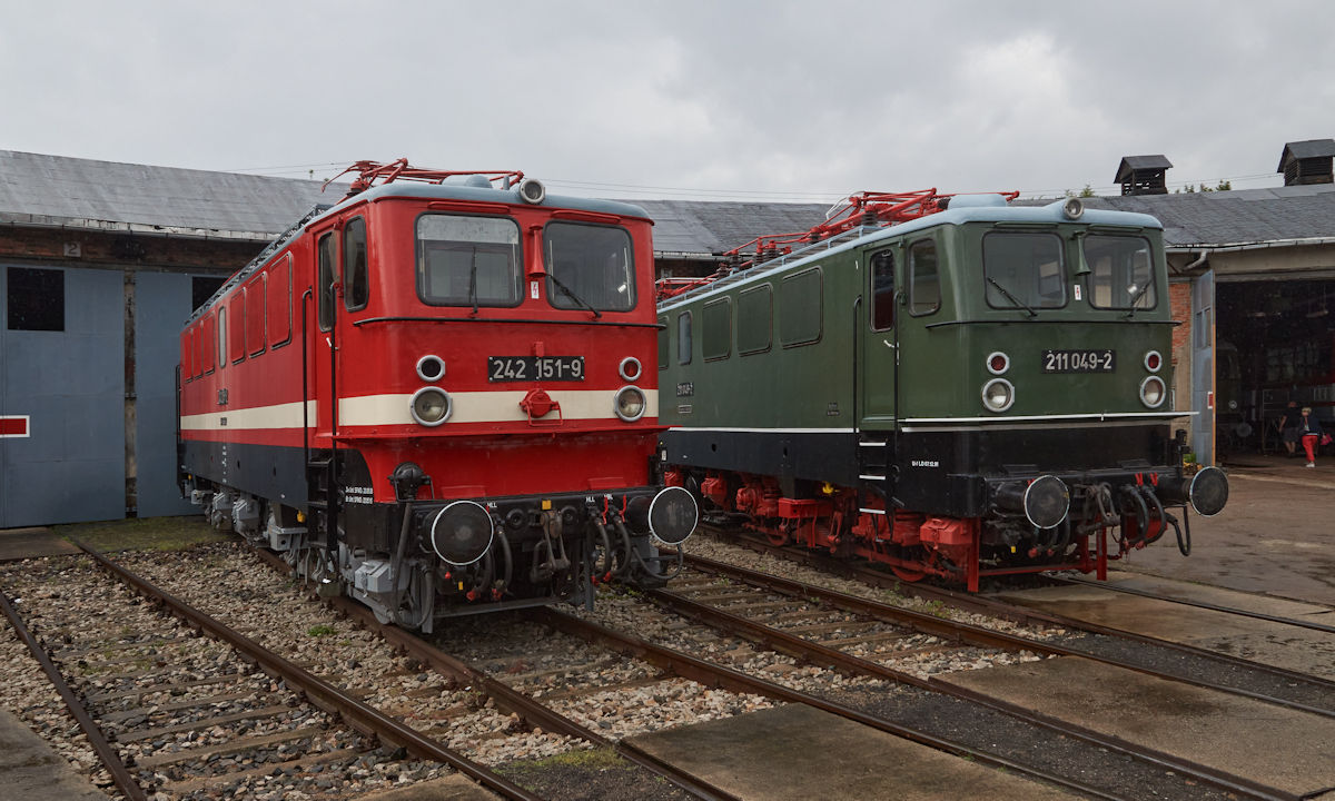 Anlässlich des Sommerfestes des Thüringer Eisenbahnvereins am 01.08.2021 präsentierten sich 242 151 und 211 049 vor dem Lokschuppen in Weimar.