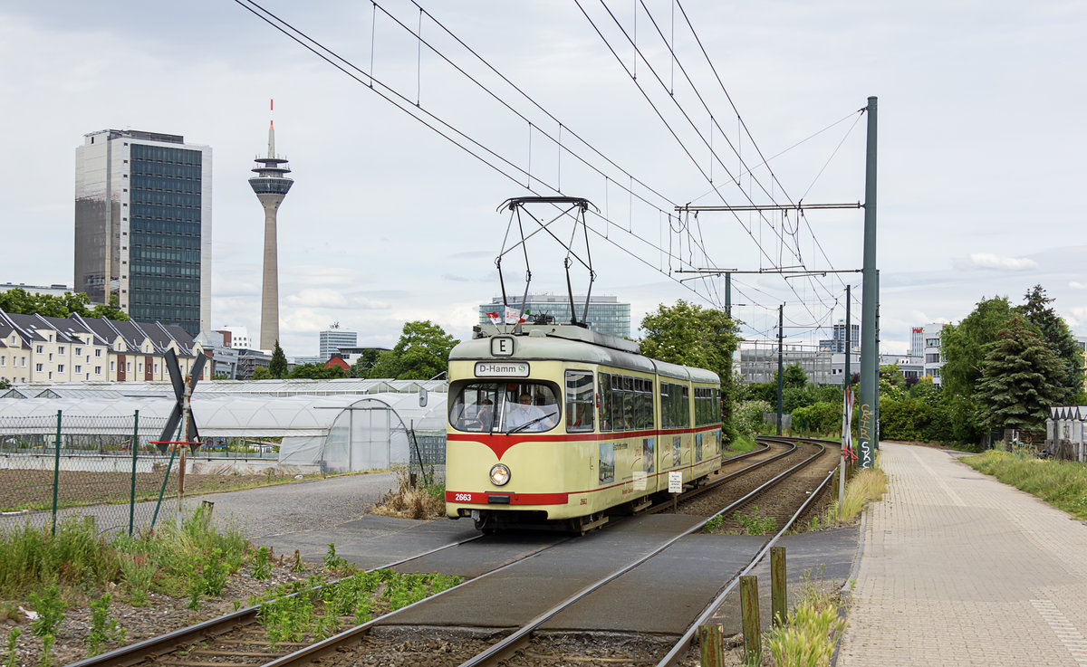Anlässlich des Stadtteilfests zum 625. Bestehen von Düsseldorf-Hamm richtete die Rheinbahn am 9.6.2019 einen Shuttleverkehr mit historischen Fahrzeugen ein. Hier ist der Oldtimer 2663 kurz vor der Haltestelle Hammer Dorfstraße zu sehen. 