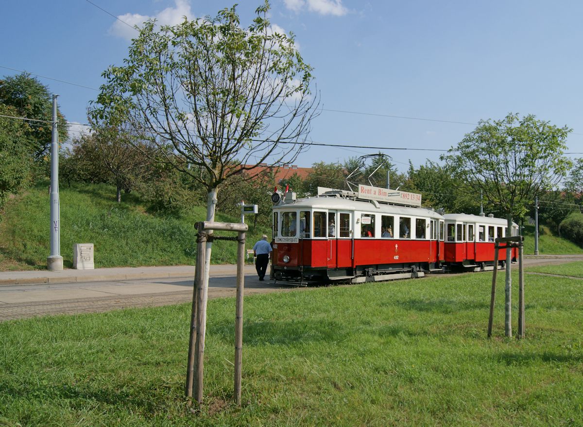 Anl��lich des Tramwaytages 2016 war M1 4152 mit Beiwagen m3 5376 zwischen Schwarzenbergplatz und Wienerfeld West unterwegs. Hier wartet der Zug in der Wendeschleife Fr�denplatz auf seine R�ckfahrt zum Schwarzenbergplatz.