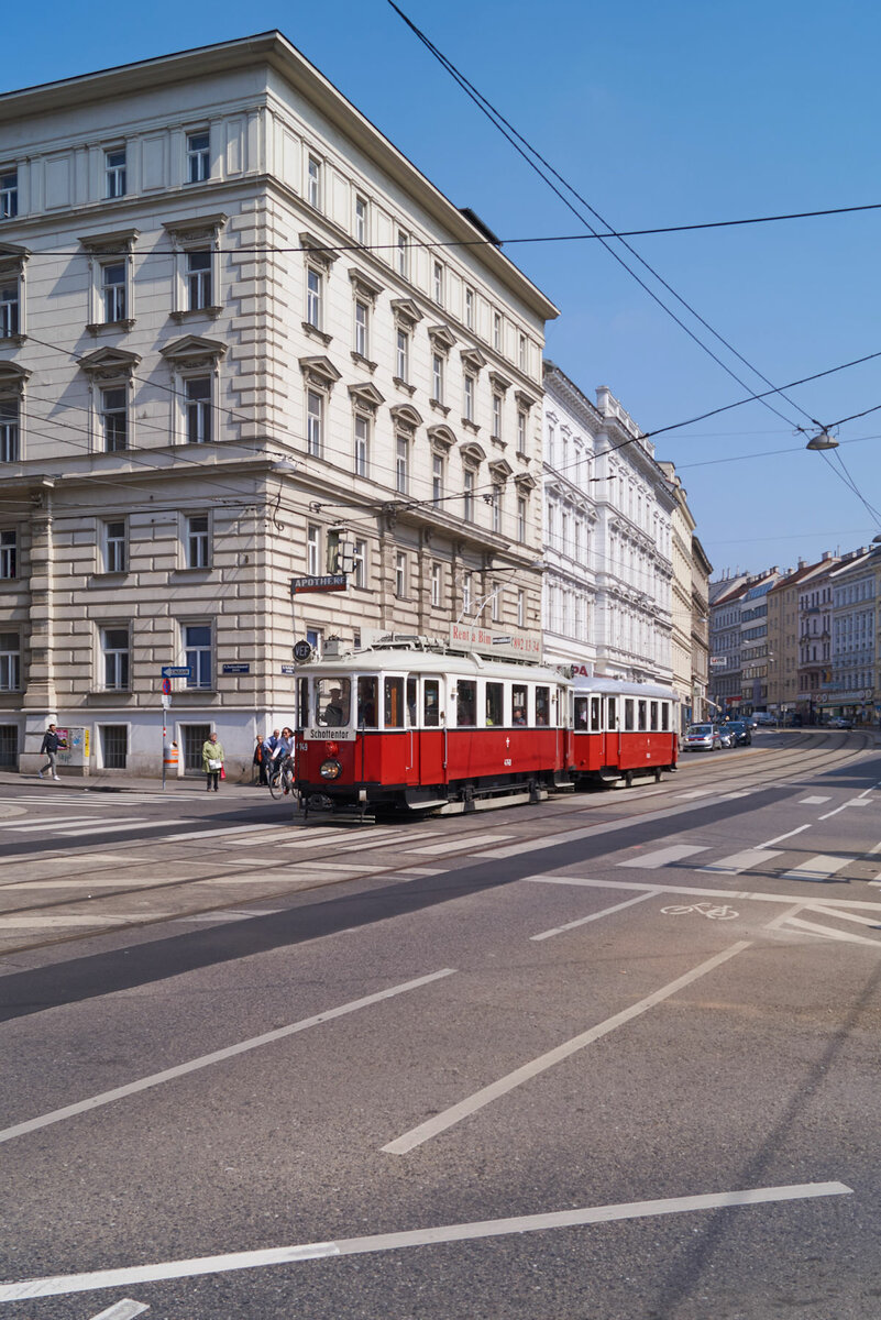 Anlsslich des Tramwaytages 2017 war ein M-m3-Zug, bestehend aus M 4149 und den m3 5400 zwischen dem Bahnhof Grtel und Schottentor unterwegs. Gerade wurde die Haltestelle Nudorfer Strae/ Alserbachstrae verlassen.