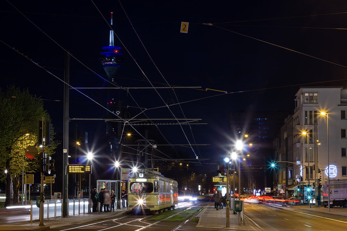 Anlässlich der Düsseldorfer Nacht der Museen am 6. April 2019 richtete die Rheinbahn einen Pendelverkehr mit historischen Fahrzeugen zwischen Hauptbahnhof und dem ehemaligen Betriebshof Am Steinberg ein. Zu sehen ist hier der GT6 2501 mit Beiwagen 1689 an der Haltestelle Graf-Adolf-Platz