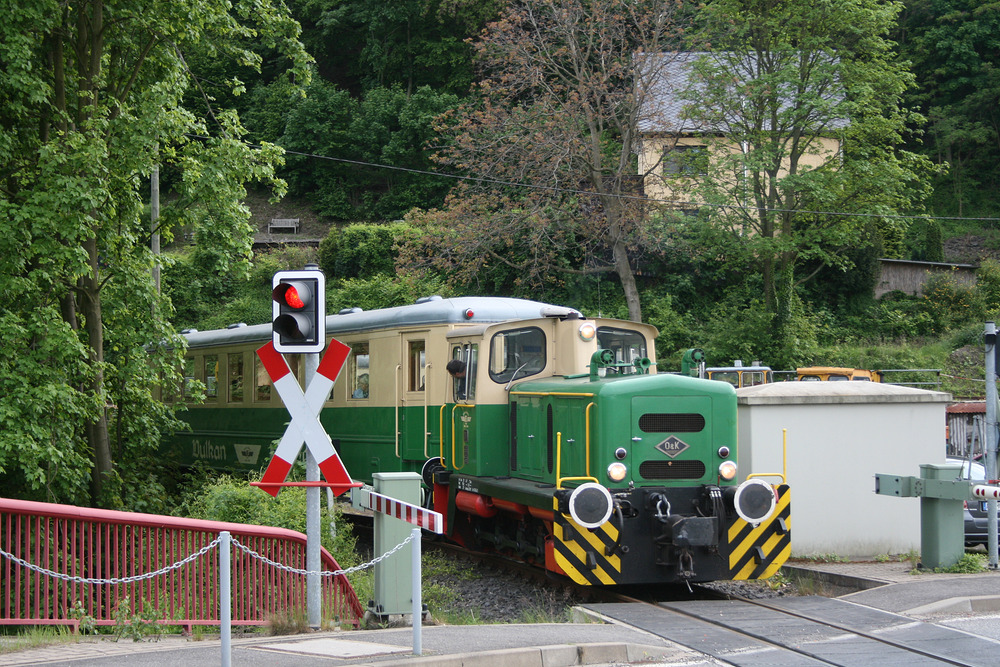 Anlässlich eines Bahnfestes gab es auch Personenverkehr auf der kurzen Strecke zwischen Brohl BE und dem Hafen Brohl.
Aufgenommen am 17.05.2012 in Brohl-Lützing.