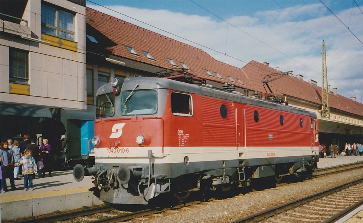 Anlässlich eines Bahnhofsfestes im Mai 1995 kam die Villacher 1043 010 als Ausstellungsstück nach Knittelfeld.