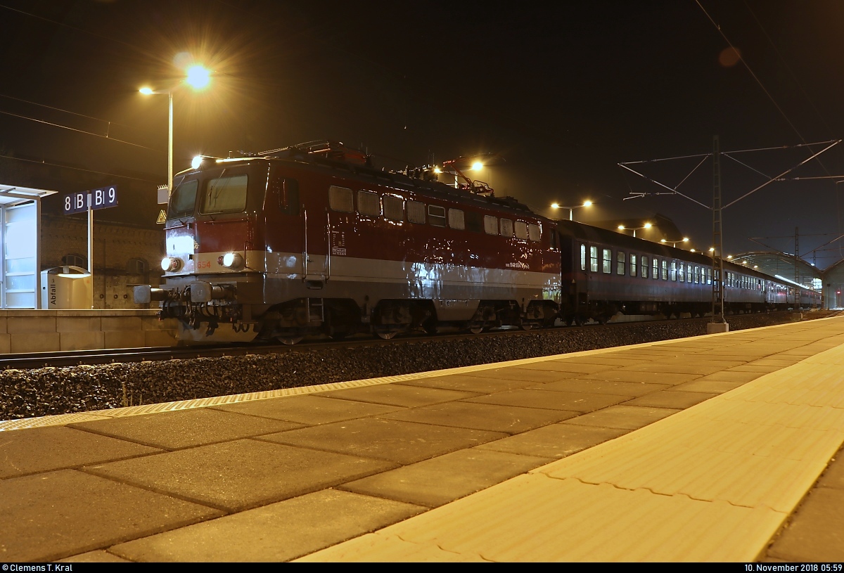 Anlässlich eines Fußballspiels des Halleschen FC (HFC) gegen TSV 1860 München in der 3. Liga reisten rund 600 HFC-Fans mit dem  HFC-Fankurven-Express  in die bayerische Landeshauptstadt.
Am frühen Morgen stand 1142 654-1  Helene  der Schienenverkehrsgesellschaft mbH (SVG) als Sonderzug nach München Hbf im Startbahnhof Halle(Saale)Hbf auf Gleis 9.
Weitere Hintergründe zur Organisation dieses Zuges gibt es hier:
https://www.mz-web.de/sport/fussball/hallescher-fc/tradition-wird-fortgesetzt-wie-hfc-fans-den-sonderzug-nach-muenchen-organisieren-31558166
[10.11.2018 | 5:59 Uhr]