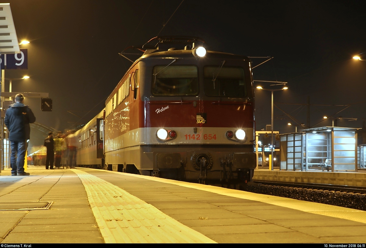 Anlässlich eines Fußballspiels des Halleschen FC (HFC) gegen TSV 1860 München in der 3. Liga reisten rund 600 HFC-Fans mit dem  HFC-Fankurven-Express  in die bayerische Landeshauptstadt.
Kurz vor der Abfahrt wurde 1142 654-1  Helene  der Schienenverkehrsgesellschaft mbH (SVG) als Sonderzug nach München Hbf im Startbahnhof Halle(Saale)Hbf auf Gleis 9 aufgenommen.
Weitere Hintergründe zur Organisation dieses Zuges gibt es hier:
https://www.mz-web.de/sport/fussball/hallescher-fc/tradition-wird-fortgesetzt-wie-hfc-fans-den-sonderzug-nach-muenchen-organisieren-31558166
[10.11.2018 | 6:11 Uhr]