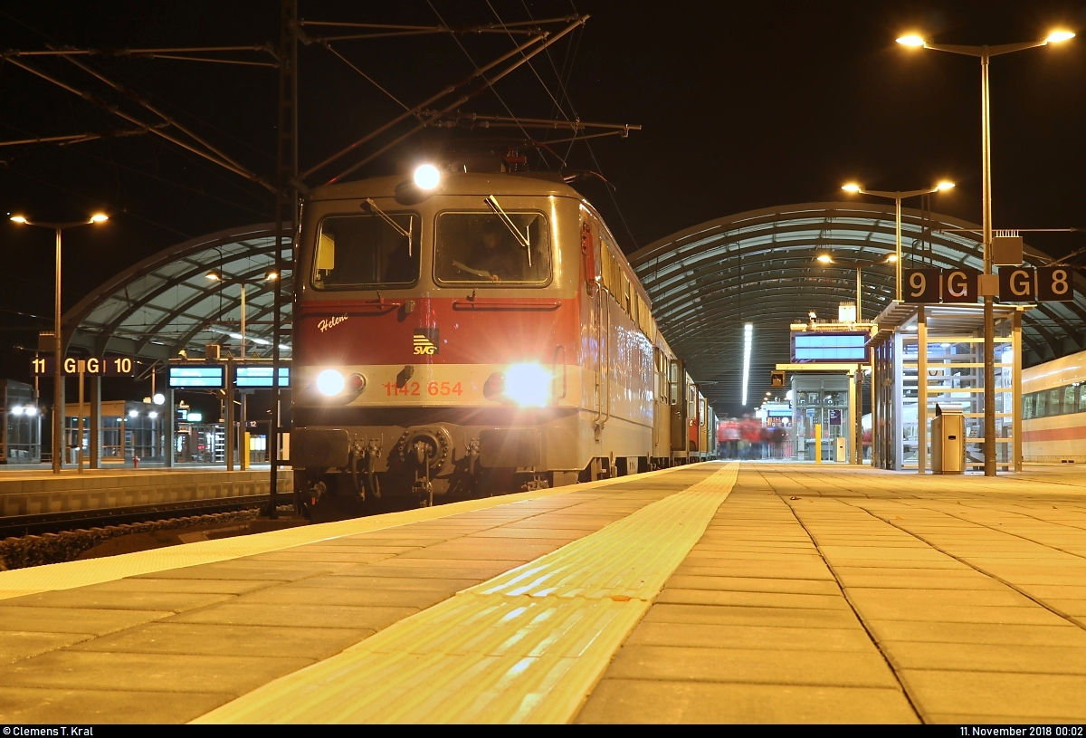 Anlässlich eines Fußballspiels des Halleschen FC (HFC) gegen TSV 1860 München in der 3. Liga reisten rund 600 HFC-Fans mit dem  HFC-Fankurven-Express  in die bayerische Landeshauptstadt.
1142 654-1  Helene  der Schienenverkehrsgesellschaft mbH (SVG) als SDZ 56594 von München Hbf hat mit den Fans pünktlich den Endbahnhof Halle(Saale)Hbf auf Gleis 9 erreicht.
Weitere Hintergründe zur Organisation dieses Zuges gibt es hier:
https://www.mz-web.de/sport/fussball/hallescher-fc/tradition-wird-fortgesetzt-wie-hfc-fans-den-sonderzug-nach-muenchen-organisieren-31558166
[11.11.2018 | 0:02 Uhr]