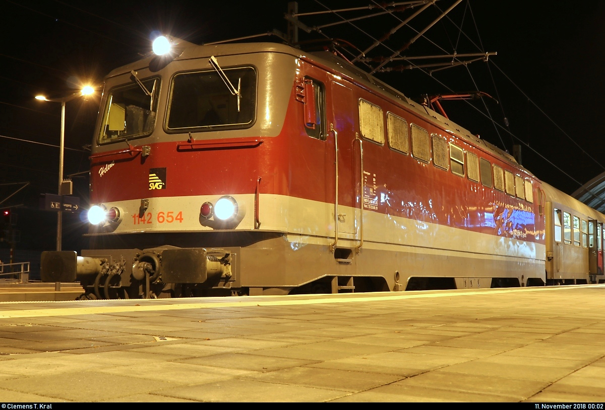 Anlässlich eines Fußballspiels des Halleschen FC (HFC) gegen TSV 1860 München in der 3. Liga reisten rund 600 HFC-Fans mit dem  HFC-Fankurven-Express  in die bayerische Landeshauptstadt.
Hier eine seitliche Luftkissen-Aufnahme von 1142 654-1  Helene  der Schienenverkehrsgesellschaft mbH (SVG) als SDZ 56594 von München Hbf, der in seinem Endbahnhof Halle(Saale)Hbf auf Gleis 9 steht.
Weitere Hintergründe zur Organisation dieses Zuges gibt es hier:
https://www.mz-web.de/sport/fussball/hallescher-fc/tradition-wird-fortgesetzt-wie-hfc-fans-den-sonderzug-nach-muenchen-organisieren-31558166
[11.11.2018 | 0:02 Uhr]