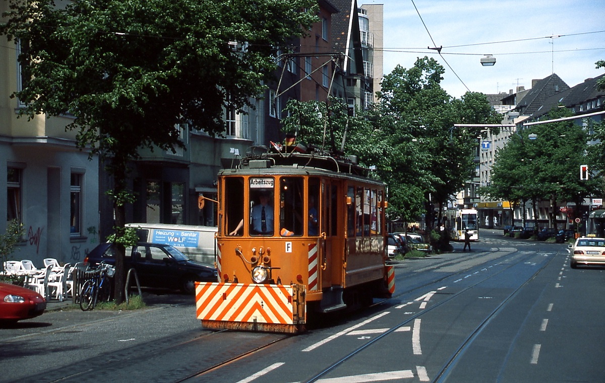 Anläßlich eines Tages der offenen Tür im Betriebshof Am Steinberg im Sommer 2001 ist der Schneepflugwagen 5111 auf der Brunnenstraße unterwegs. Bei dem Fahrzeug handelt es sich um den 1925 von Schöndorff/SSW gebauten ex-Tw 924, das heute noch zum Einsatzbestand der Rheinbahn gehört.