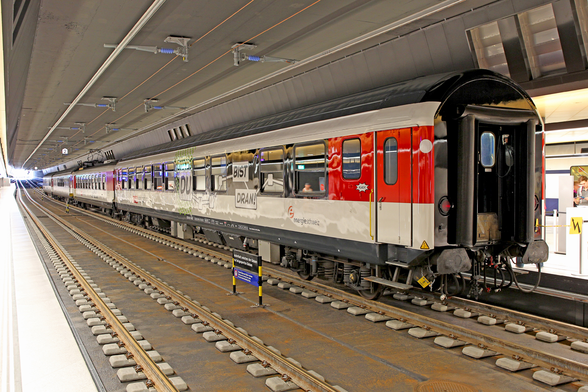 Anlässlich der Eröffnung der Durchmesserlinie steht der SBB Schulzug im neuen Bf Zürich/Löwenstrasse am 14.6.2014