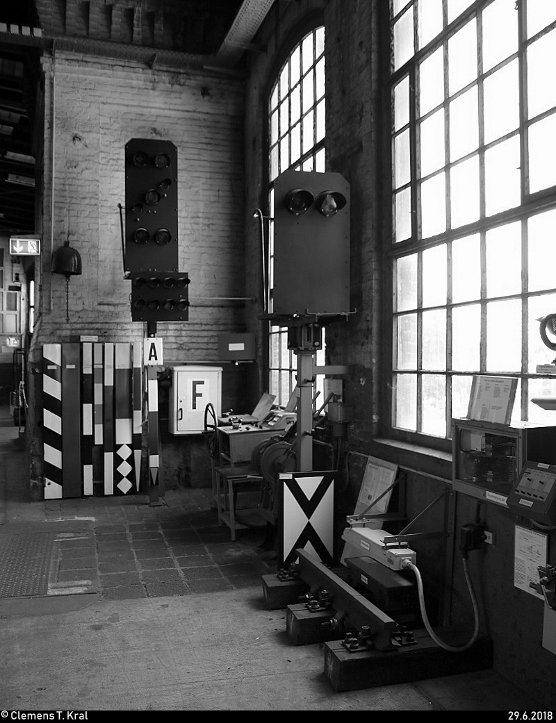 Anlässlich der Eröffnung der neuen Zugbildungsanlage (ZBA) in Halle (Saale) nahe der Berliner Brücke öffnete auch das DB Museum Halle (Saale) bei freiem Eintritt seine Pforten.
Blick auf historische Leit- und Sicherungstechnik, unterhalten von der Traditionsgemeinschaft Bw Halle P e.V., die im Ringlokschuppen ausgestellt ist.
[29.6.2018 | 11:39 Uhr]