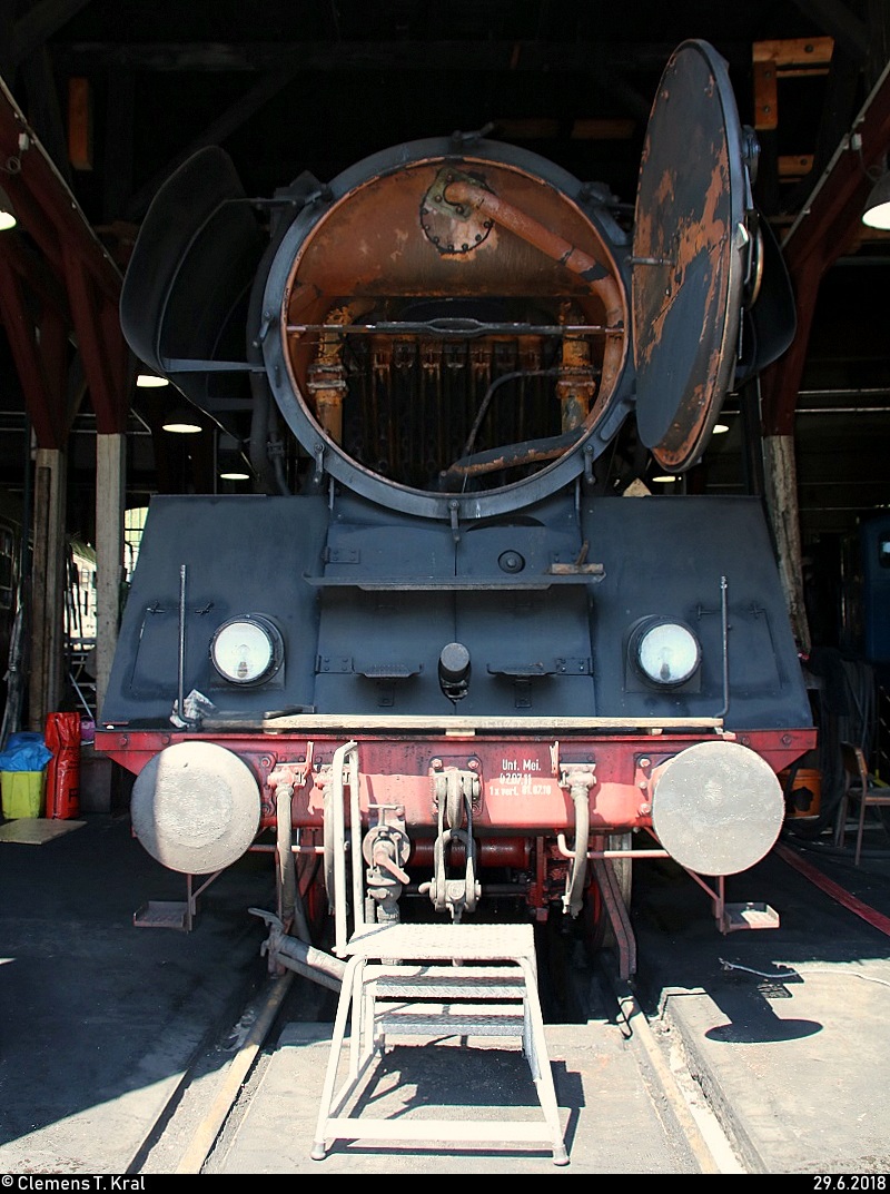Anlässlich der Eröffnung der neuen Zugbildungsanlage (ZBA) in Halle (Saale) nahe der Berliner Brücke öffnete auch das DB Museum Halle (Saale) bei freiem Eintritt seine Pforten.
Blick in den Kessel von 03 1010 der Traditionsgemeinschaft Bw Halle P e.V., die im Ringlokschuppen ausgestellt ist.
[29.6.2018 | 11:53 Uhr]