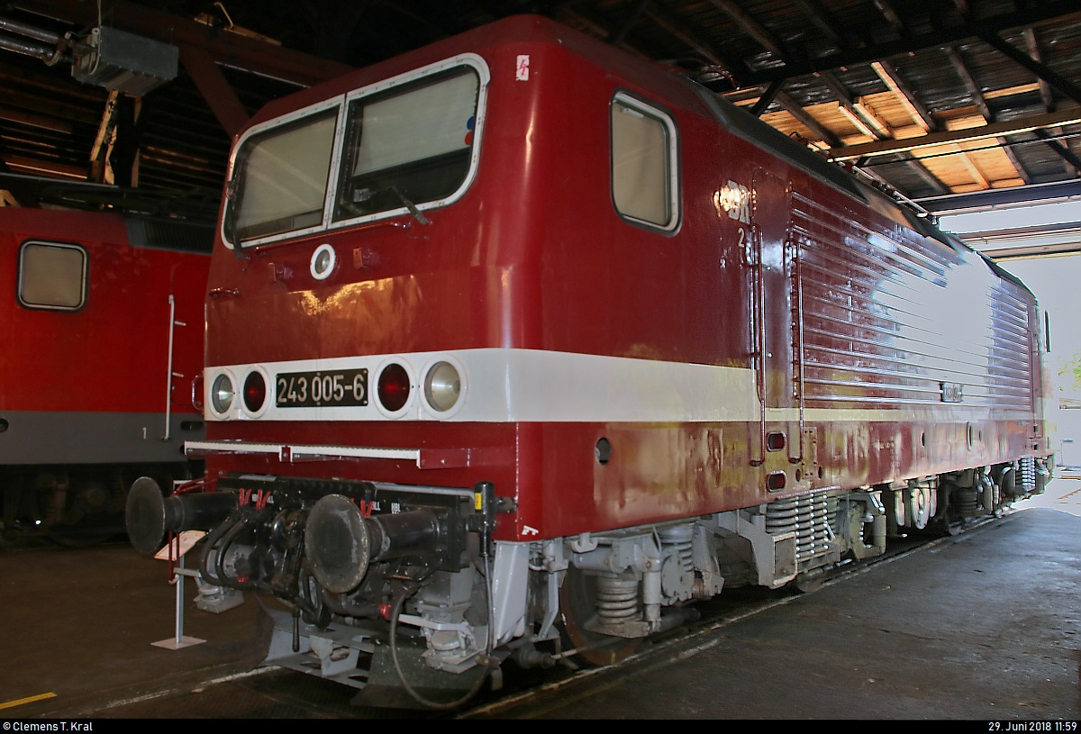 Anlässlich der Eröffnung der neuen Zugbildungsanlage (ZBA) in Halle (Saale) nahe der Berliner Brücke öffnete auch das DB Museum Halle (Saale) bei freiem Eintritt seine Pforten.
Blick auf 143 005-7 (243 005-6) der Traditionsgemeinschaft Bw Halle P e.V., die im Ringlokschuppen ausgestellt ist.
(Neubearbeitung)
[29.6.2018 | 11:56 Uhr]
