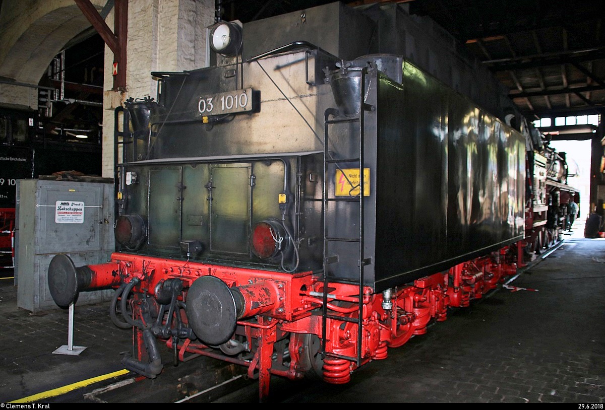 Anlässlich der Eröffnung der neuen Zugbildungsanlage (ZBA) in Halle (Saale) nahe der Berliner Brücke öffnete auch das DB Museum Halle (Saale) bei freiem Eintritt seine Pforten.
Hintere Ansicht von 03 1010 der Traditionsgemeinschaft Bw Halle P e.V., die im Ringlokschuppen ausgestellt ist.
[29.6.2018 | 12:03 Uhr]